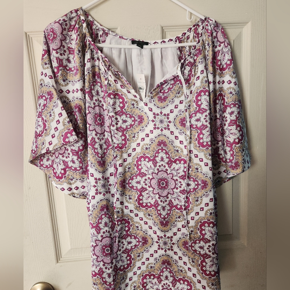 2/15 TOPS Ann Taylor Graphic Flutter Sleeve Tunic in White and Pink